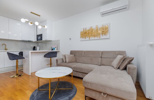 One bedroom apartment with balcony Zagreb (A-22577-a)