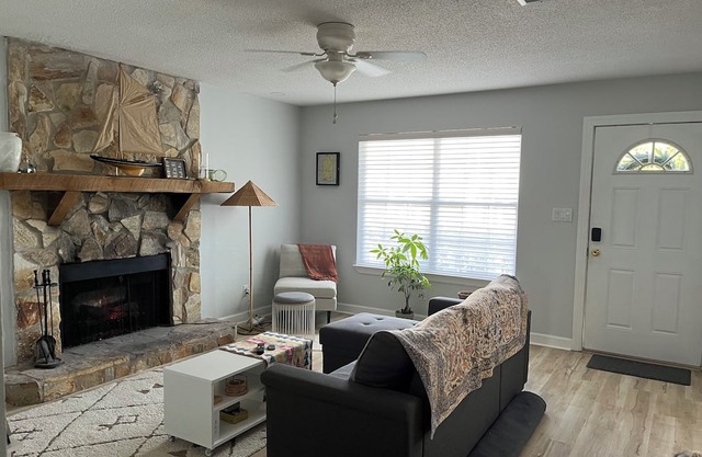 Charming 3-bedroom house in peaceful Pascagoula only a walk to the beach.