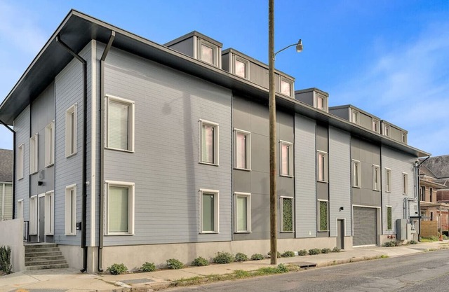 Bywater | 3 Neighboring Apartments, Sleeps 17!