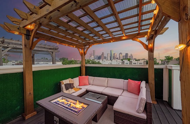 Luxury Downtown 3BR Gem W/Skyline View - Lower Heights