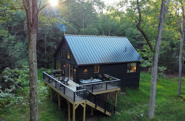 Charming 3-bedroom cabin with deck, sauna, fitness room in Eldred