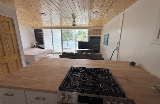 Tranquil 1-bedroom condo on a sandy beach in Hauula