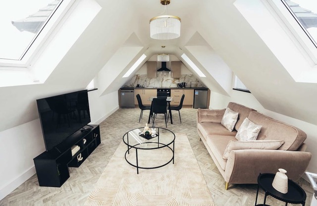 Hen & Chickens Luxury Apt Free Parking | By DerBnB