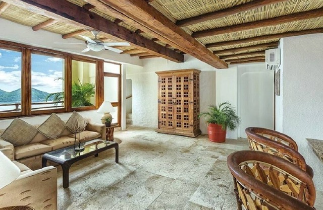 Beautiful Presidential 1 Bedroom Full Kitchen in Zihuatanejo WiFi, AC, Sleeps 4