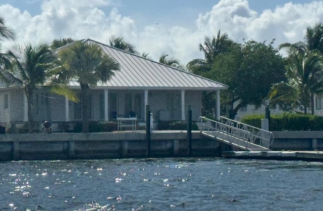 Spacious 4-bedroom house with WiFi, AC, & Filtered Water. 40ft floating Dock.