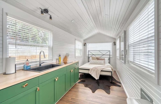 Noir-Emerald: Modern TinyLux in Portland