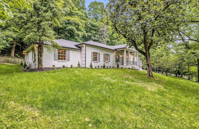 Spacious 5-bedroom house with a gourmet kitchen and AC in welcoming Nashville