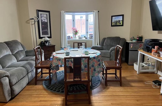 3-bedroom house in fabulous Ottawa with WiFi, AC. WASHER/FDRYER， Enjoy your stay