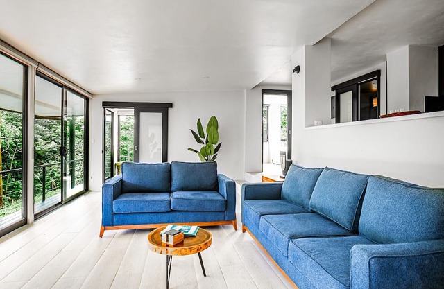 Jungle Escape: Luxurious 2-Bedroom with Modern Comforts and Breathtaking Views