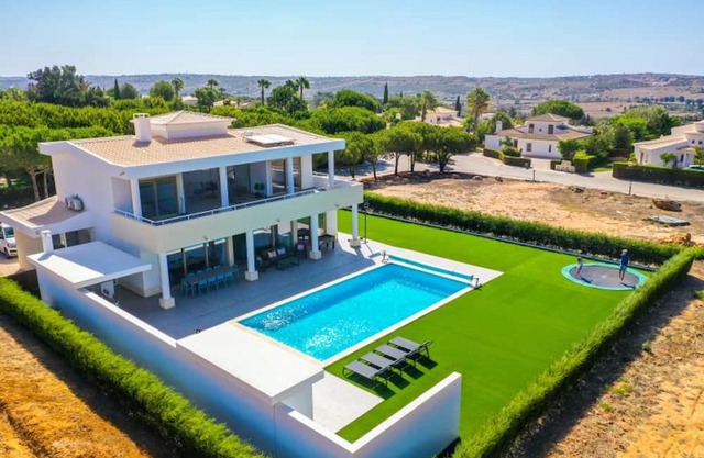 Vila Rica - stunning new villa with private pool. 7 minutes from amazing beaches