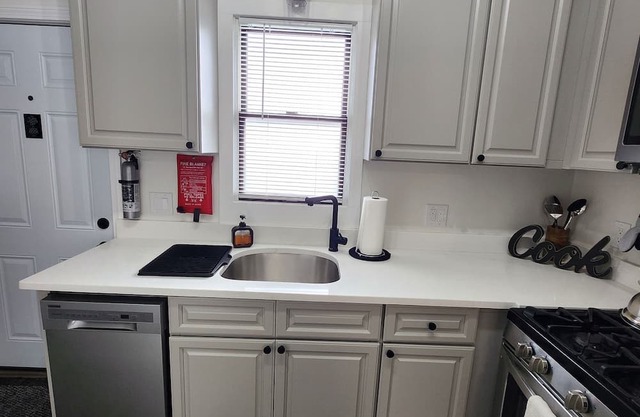 Remodeled 1-bedroom house in Warwick near beaches. Centrally located