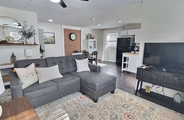 Chic 1-bedroom apartment with WiFi, AC minutes from Philpott Lake