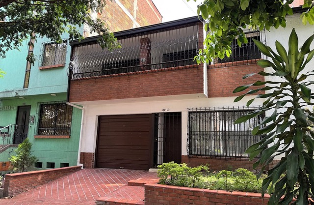 Spacious 5-bedroom house in beautiful in Laureles Medellín with WiFi