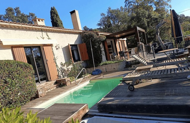 Spacious house with pool in Cabasson