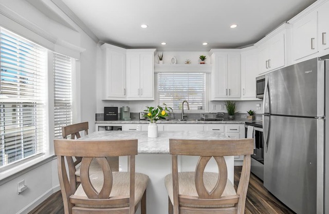 Located 10 mins from the beach! Central Location!