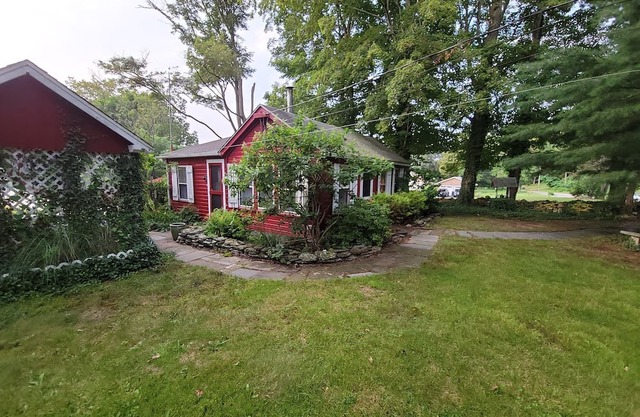 Cottage on the Moodus Reservoir go back in time enjoy a quite get away .