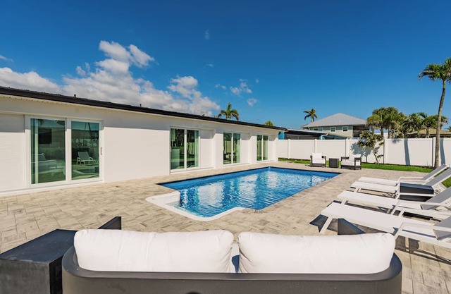 Casa Bianca 🌞 Charming Pet-Friendly Home w/Pool Near Times Square