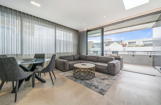 Inviting 2BR Unit w/Parking near Coogee Beach