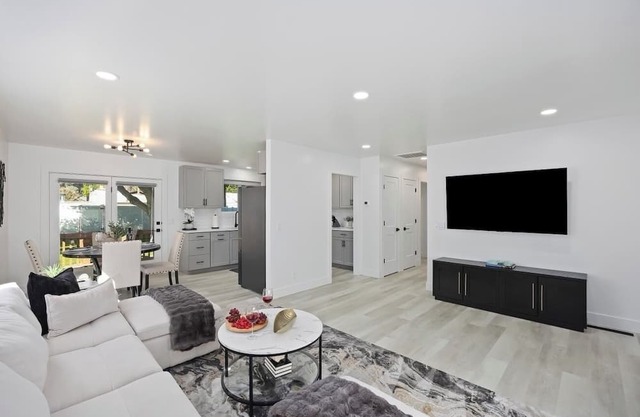 Luxury Modern Space A 2-bedroom townhome in Burley with all the amenities.