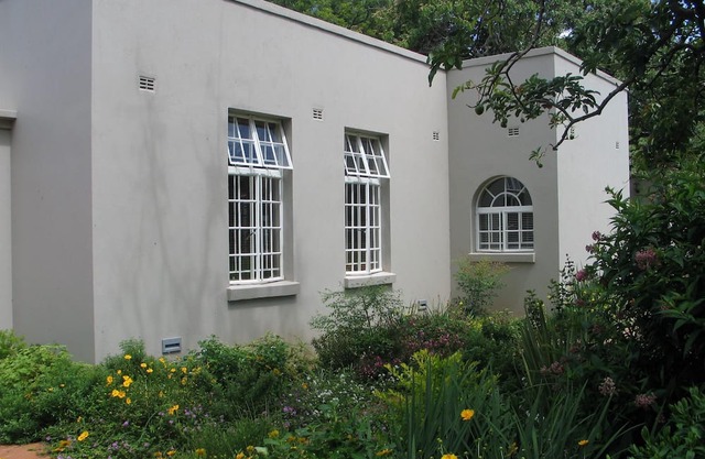 Chic studio nestled in a lovely garden with pool - 2254