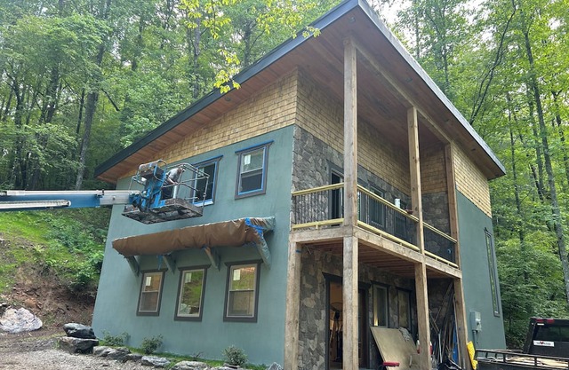 Charming 3-bedroom Mountian Bike Trail chalet with AC and WiFi in serene Ellijay