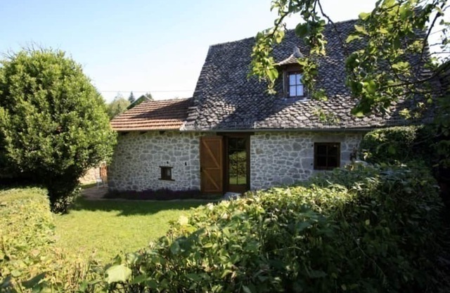 Charming house with garden, 2 bedrooms, pets allowed, in Mourjou