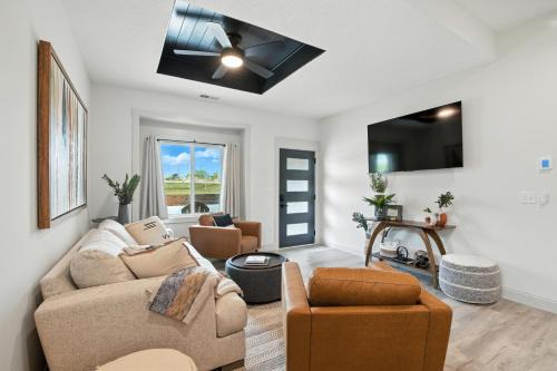 Brand New Cool Comfy Lawrence Retreat Duplex