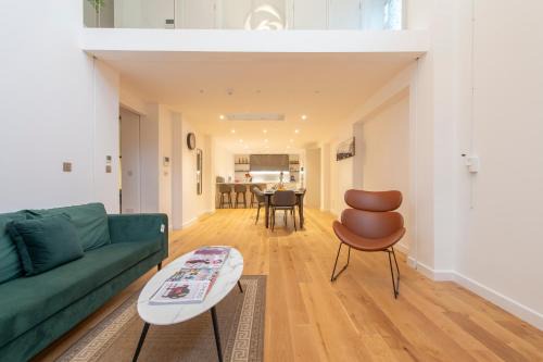 Exquisite 3BR Duplex Period Conversion, Air-con & Amenities