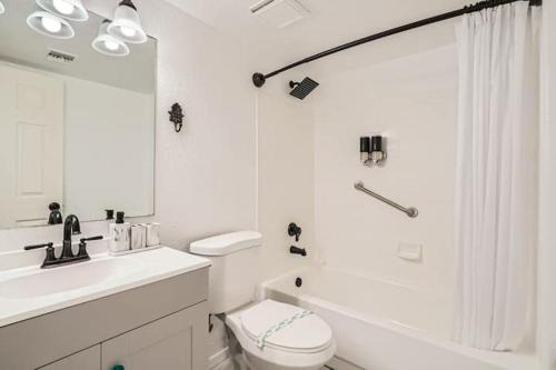 Tucson Great: 2BR Condo with Pool & Mountain Scene
