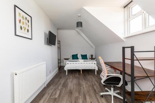 Dove Court Travel Lodge 6 - Top Floor Double Bedroom