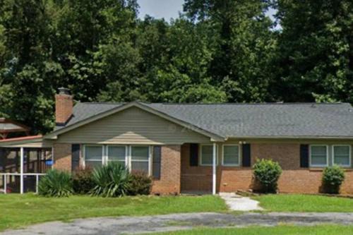 Cheerful 2 Bedroom House With Pool And Large Deck