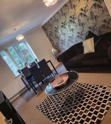 Modern 2 bedroom flat with free private parking