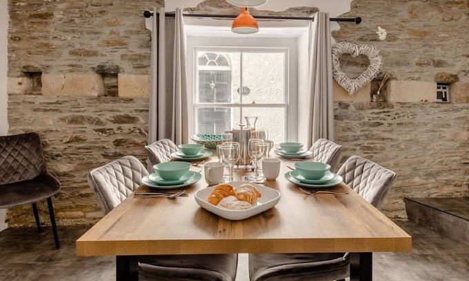 Mevagissey House | Stunning private villa for 6 guests with TV and pets allowed