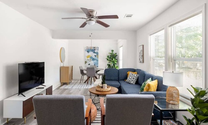 Lakewood House | Newly Renovated Modern Bungalow Minutes from DT