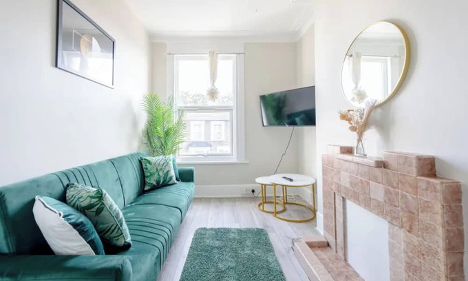 Walthamstow Apartment | Chic 3BD Flat - 5 Mins to Walthamstow Central!