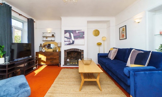 Pill House | Charming 4BR House with Style and City Convenience