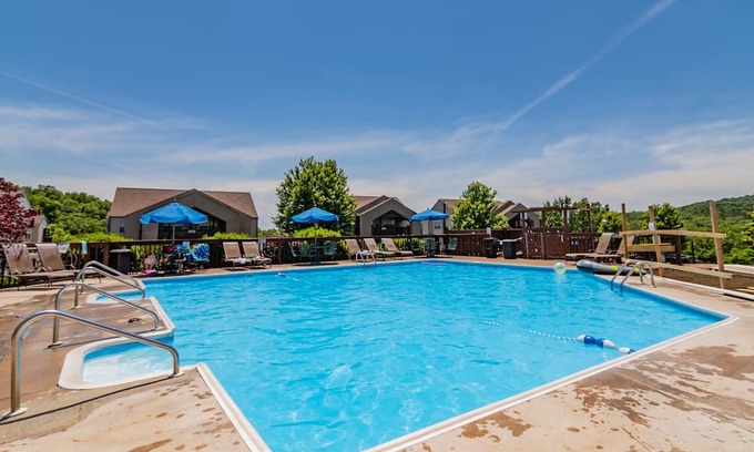 Indian Point Condo | Next to Silver Dollar City - Lakeside Condo