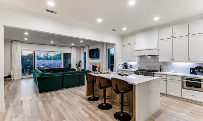 Dallas House | Chateau Lux Summary: