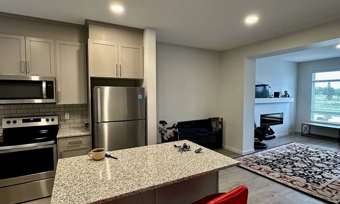Southwest Edmonton Apartment | Facing Beautiful Golf Course Serene Environment 25 min Airport , with central AC