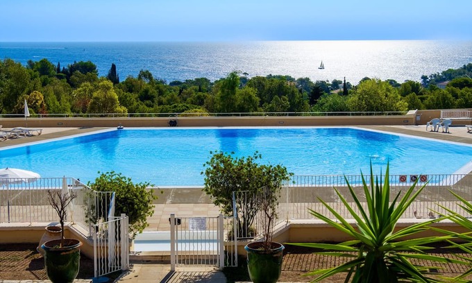 Le Dramont Apartment | Apartment "Vue Île d'Or" with Sea View & Shared Pool