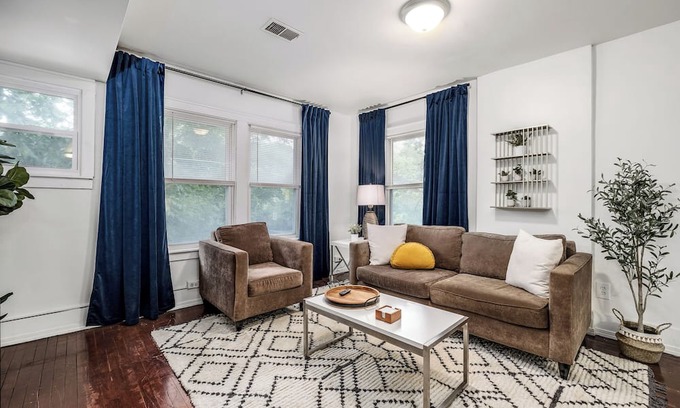 College Heights Apartment | Renovated Modern Unit| Walk to EMU | Short drive to UM and UM Hospital | Pets OK