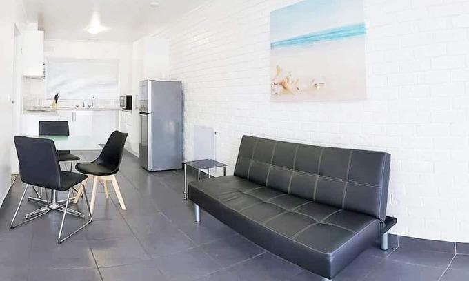 Oak Park House | {Promo!} Next to Train Station, FREE WIFI!