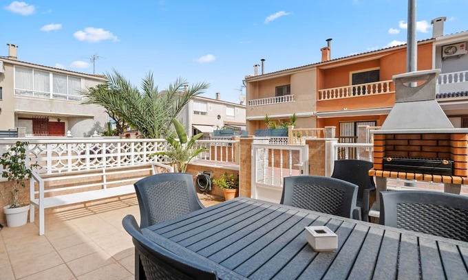 Torrevieja House | Holiday Home 'Casa Plugge' with Private Terrace, Private Garden and Air Conditioning