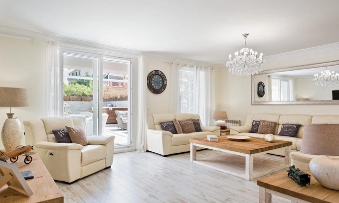 Sitges Town Center Apartment | Sitges Centre Mediterranean Apartments-5 bed/4 bath/Jacuzzi-Sleeps up to 11