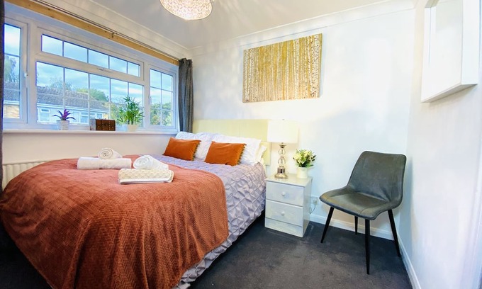 Playhatch House | NEW Stylish Modern Home - >10 min from Reading Centre & Lakeside