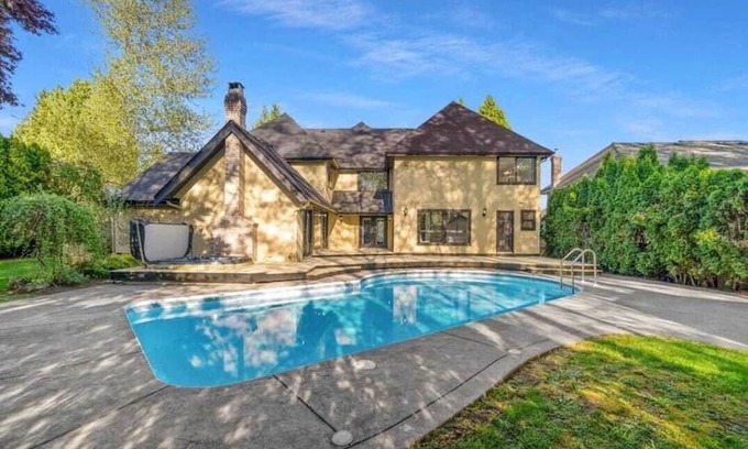 Fleetwood House | 6 bdrm home w pool/hot tub/pool table/bar/kareoke