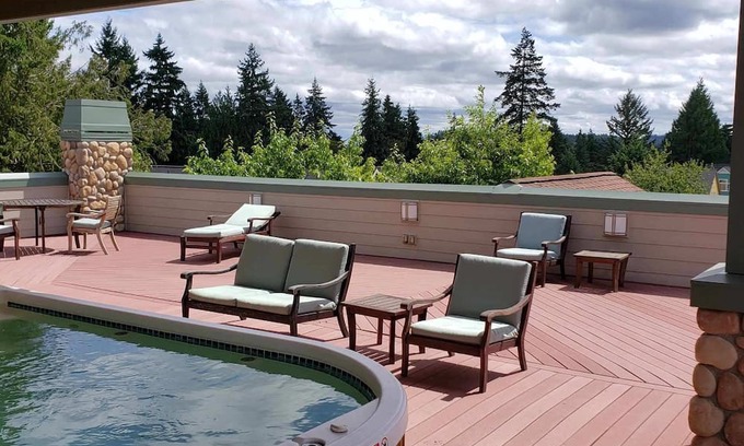 Bainbridge Island Condo | Walkable Location with Rooftop Deck and Sauna - Cascade