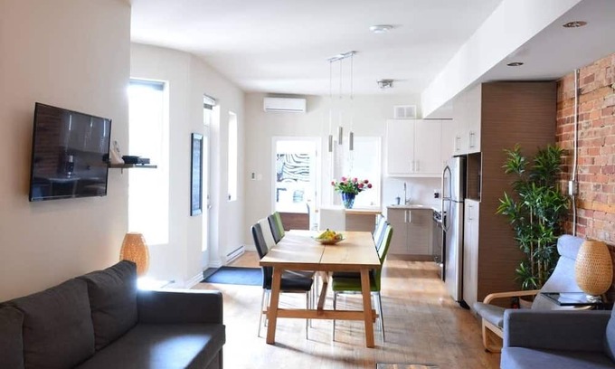 Plateau Mont Royal Apartment | Sunny Top Floor - Huge Terrace - 4 bedrooms + 3 bathrooms - WiFi + parking*!
