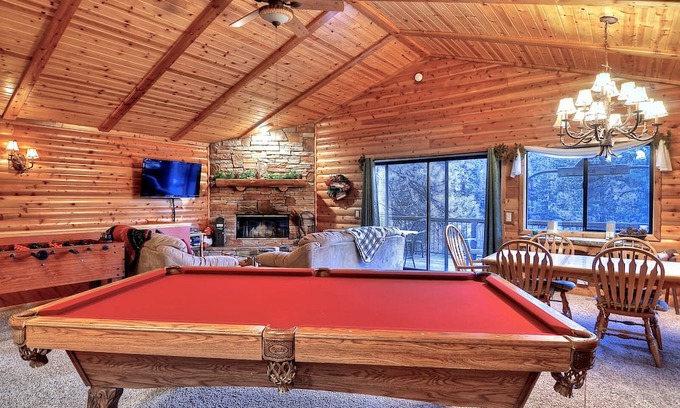 Upper Moonridge House | Dreamscape Villa backs ot the forest! Spa, pool table!