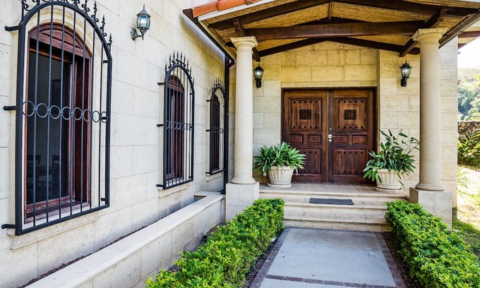 Coco House | Beautiful 4BR home great for a family